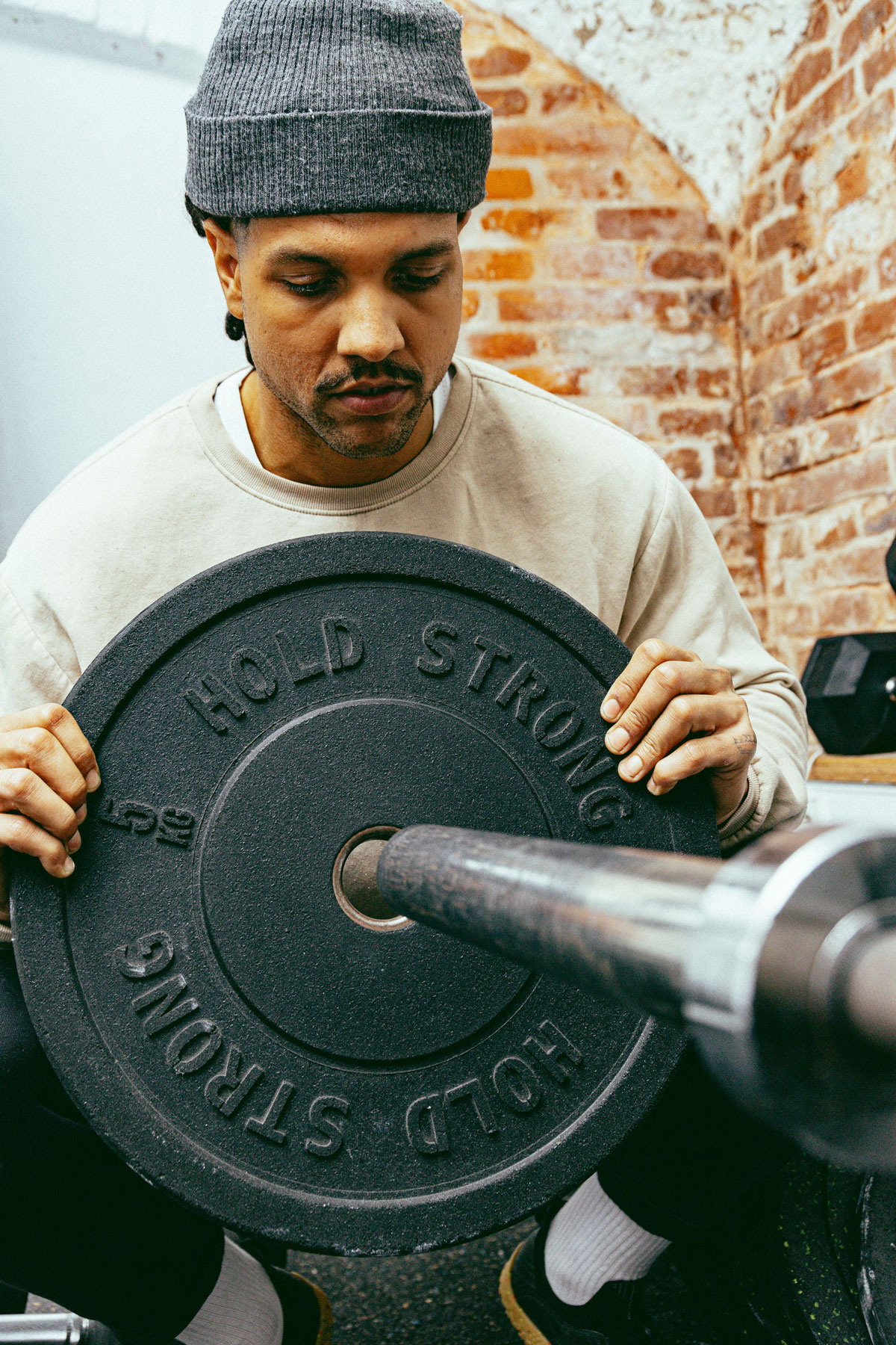 Trainer trainiert mit Gewichten in einem Fitnessstudio.